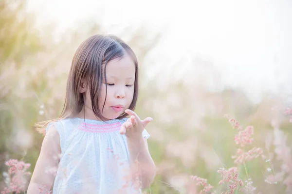 Девушка улыбается на травяном поле — стоковое фото