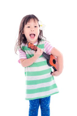 gitar oyuncak beyaz arka plan üzerinde oynayan kız