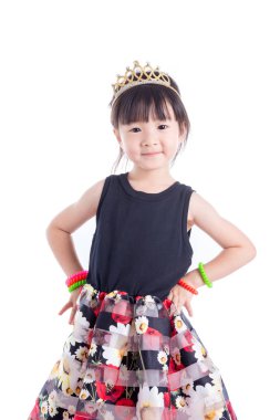 Beyaz arka plan üzerinde taç giyen kız