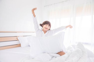 Güzel çocuk yatak odasında uyanma