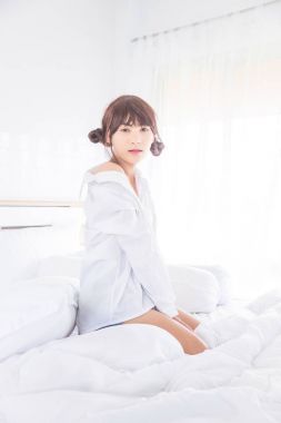 Güzel çocuk yatak odasında oturmuş