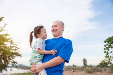 Babası kızını parkta holding