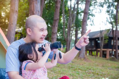 Küçük kız babası ile dürbün