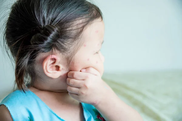 Menina gritando em seu rosto — Fotografia de Stock