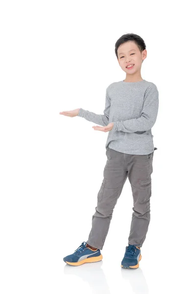 Pojke visar kopia utrymme av händer — Stockfoto