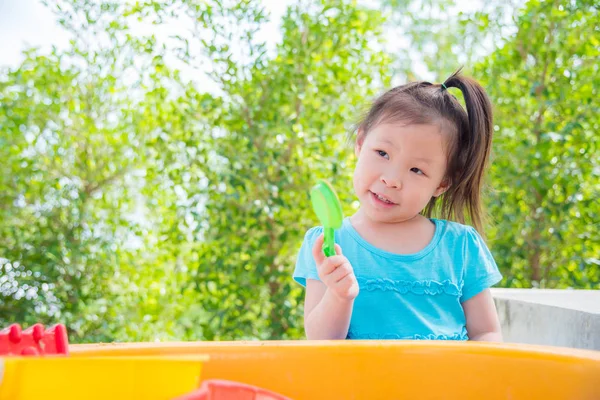 Ragazza giocare sabbia in sandbox — Foto Stock