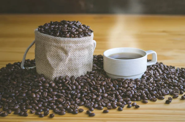 Kaffekopp på trebord – stockfoto