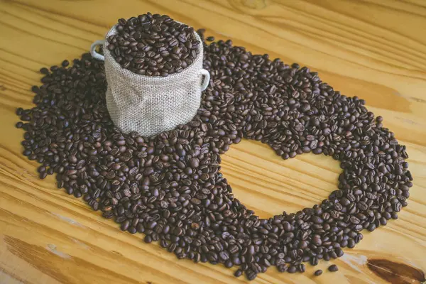 Grãos de café na mesa — Fotografia de Stock