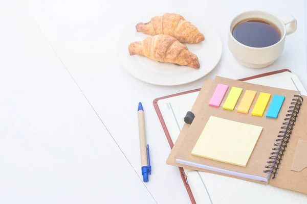 Café, pão e caderno na mesa — Fotografia de Stock