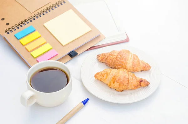 Café, pan y cuaderno en la mesa — Foto de Stock