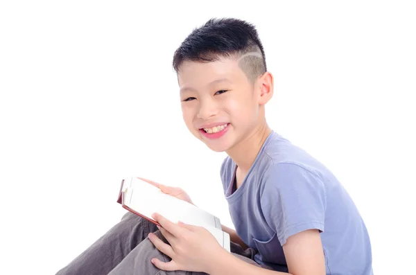 Chłopiec czytanie książki na białym tle — Zdjęcie stockowe