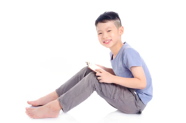 Junge liest Buch auf weißem Hintergrund — Stockfoto