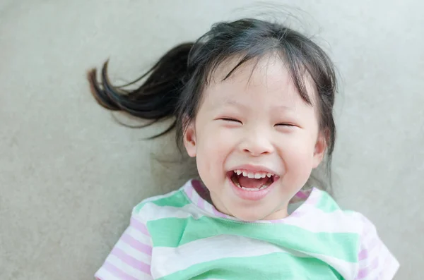 Girl lying on floor and smiling — Stock Photo, Image