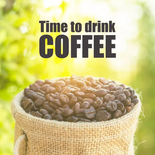Sitat: Tid for å drikke kaffe med kaffebønner – stockfoto