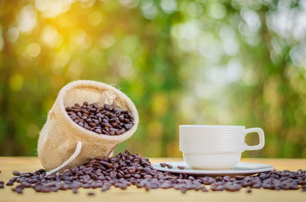 Xícara de café e feijão na mesa — Fotografia de Stock