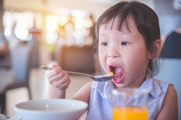 Ragazza mangiare cereali per colazione — Foto Stock