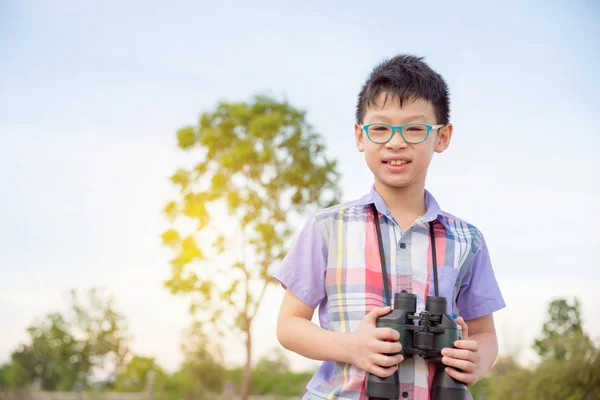 Çocuk holding dürbün ormandaki — Stok fotoğraf