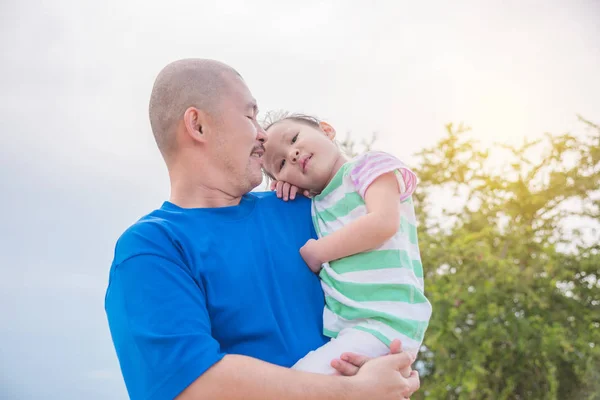 Father holding his daughter in park — Stock Photo, Image