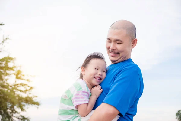 Father holding his daughter in park — Stock Photo, Image