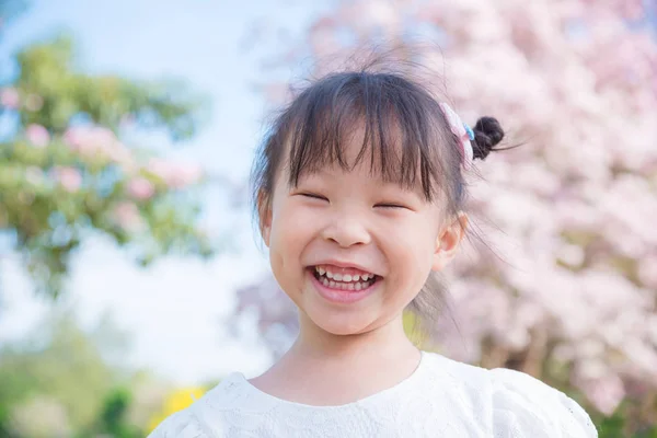 Dívka s úsměvem v parku — Stock fotografie