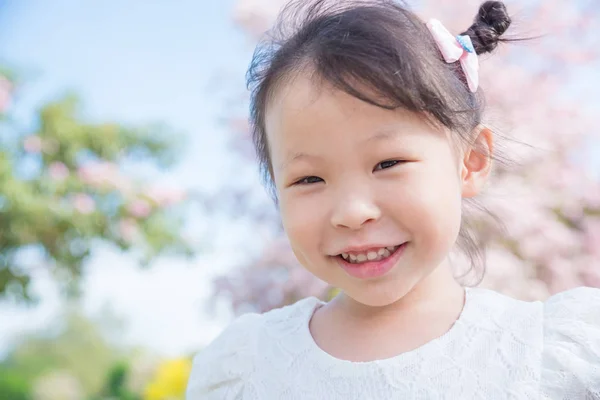 Girl smiling in park — Stock Photo, Image