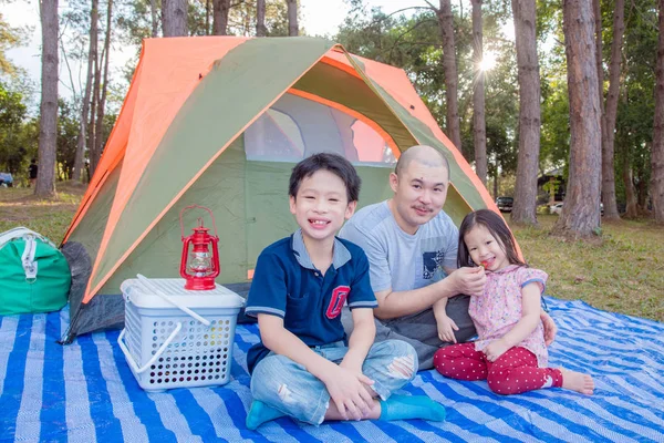 Familia en el camping — Foto de Stock