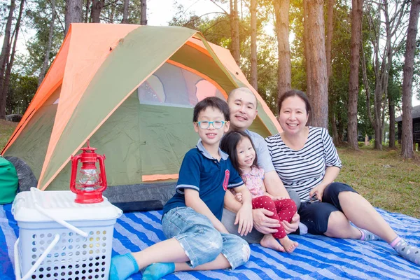 Familia en el camping — Foto de Stock