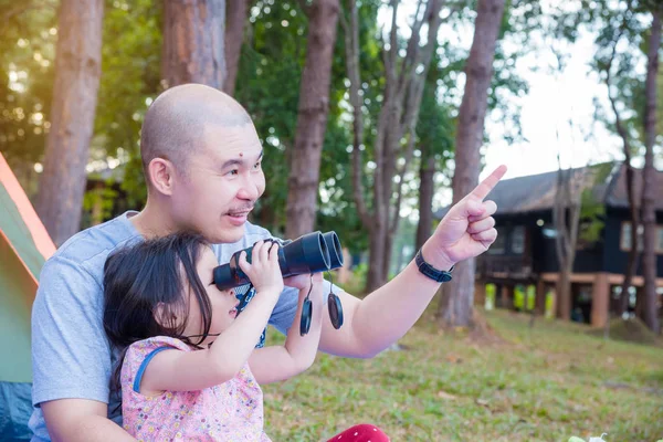 Küçük kız babası ile dürbün