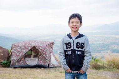 Kamp yerinde gülümseyen çocuk