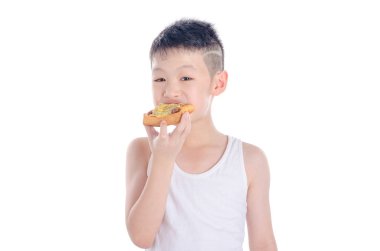 Beyaz arka plan üzerinde kızarmış ekmek yiyen çocuk