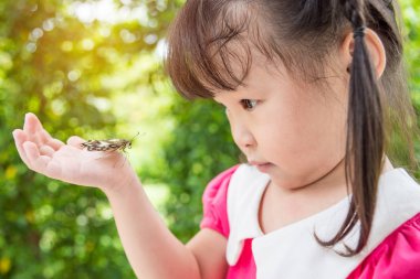 Kız holding kelebek elde