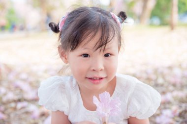 Kız holding pembe flowerin park