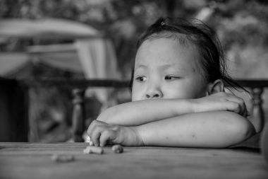 Zavallı kız sokakta tek başına oturmak