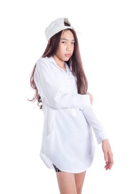 Beyaz arka plan üzerinde uzun saçlı genç çocuk