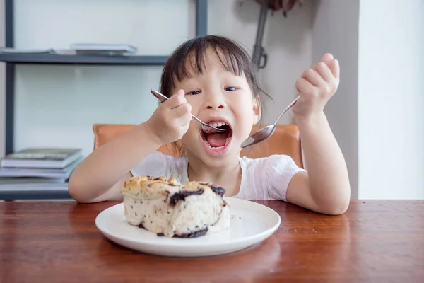 Ragazza mangiare pane con cioccolato a casa — Foto Stock