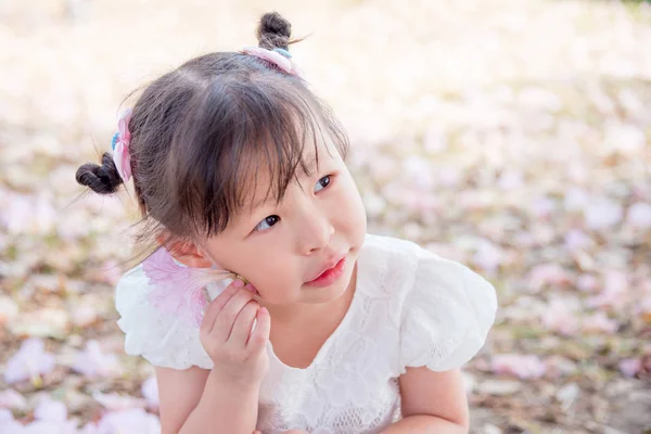 Girl holding pink flowerin park — Stock Photo, Image