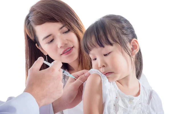 Kleines Mädchen erhält Spritze oder Impfstoff — Stockfoto