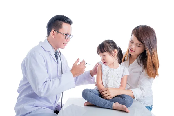 Niña pequeña que recibe la inyección o vacuna — Foto de Stock