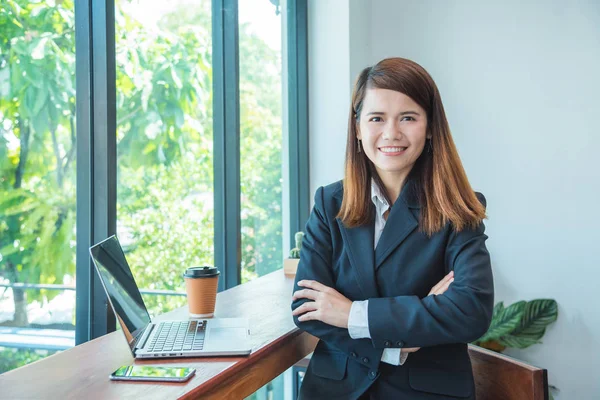 Belle femme d'affaires souriant au café — Photo