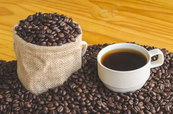 Kaffekopp og bønner – stockfoto