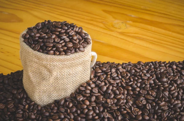 Kaffebønner på bordet – stockfoto