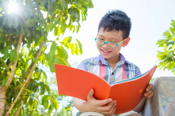 少年が公園で本を読んで — ストック写真