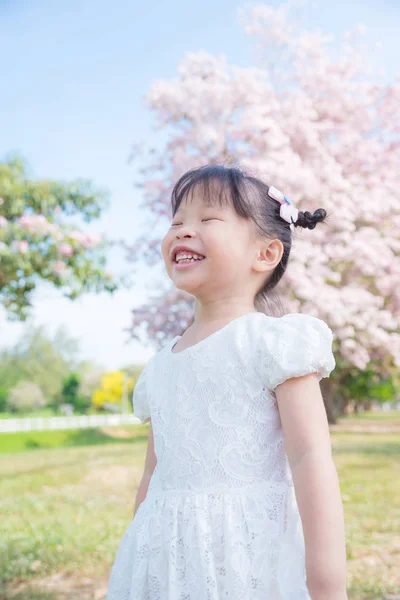 Κορίτσι χαμογελά στο πάρκο — Φωτογραφία Αρχείου