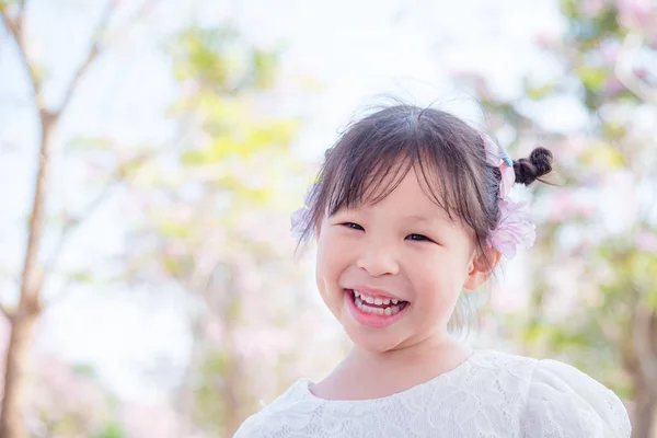 Ragazza sorridente nel parco — Foto Stock