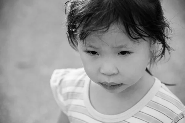 Грустная маленькая девочка — стоковое фото
