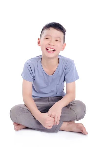 Αγόρι κάθεται και χαμόγελα σε λευκό φόντο — Φωτογραφία Αρχείου