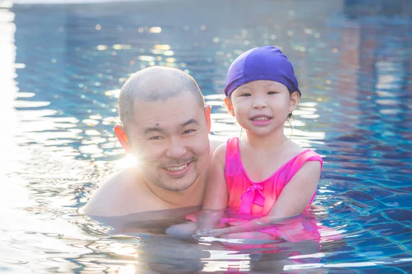 Pai e sua filha na piscina — Fotografia de Stock