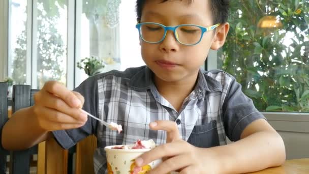 Jovem Asiático Menino Desfrutar Comer Sorvete — Vídeo de Stock