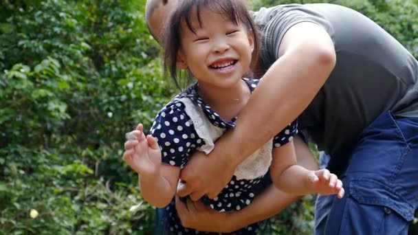 Азиатский Отец Играет Своей Дочерью Замедленная Съемка — стоковое видео