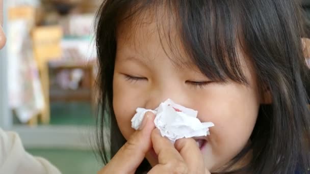 Mother wipe her daughter's bleeding nose — Stock Video